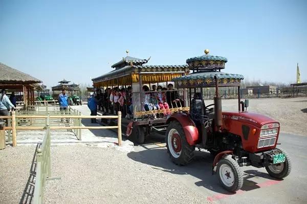 銀川旅游攻略清明乘坐水洞溝拖拉機觀光車