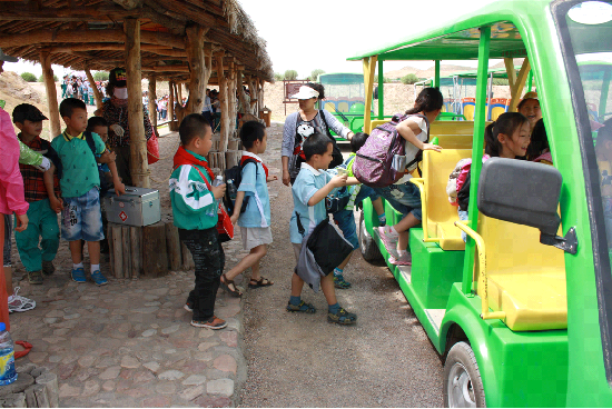 小學生組織游覽寧夏旅游景區(qū)水洞溝