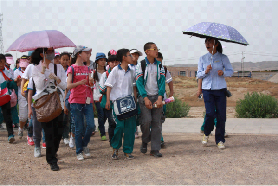 小學生組織游覽寧夏旅游景區(qū)水洞溝，講解員